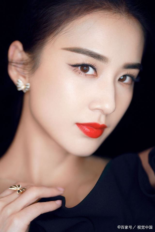 36岁黄圣依大秀"s曲线"身材,烈焰红唇,散发迷人魅力